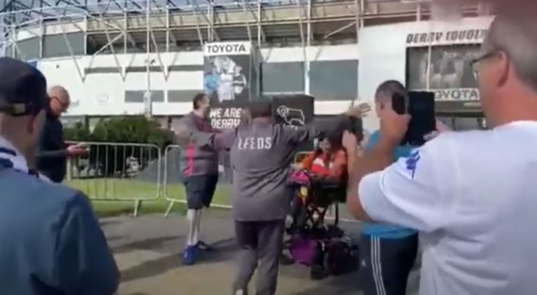 Entre aplausos: Bielsa se bajó se su auto para saludar a hincha en silla de ruedas