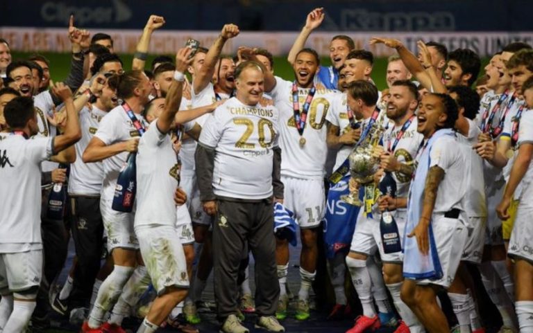 ¡Celebración total! Bielsa volvió a levantar el trofeo de una liga tras 22 años
