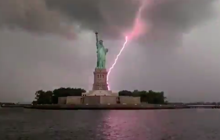 Video captó el momento preciso en que un rayo impactó a la Estatua de la Libertad