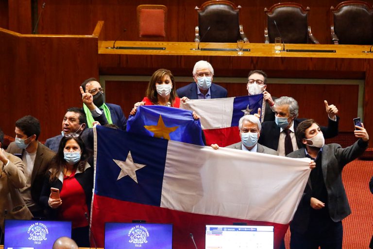 Diputados de oposición cantaron el himno de Chile luego de aprobar retiro del 10%