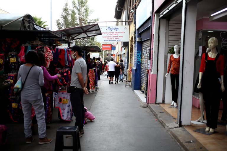 Telas de cobre, mascarillas a la moda y sin probadores: Así sería Patronato post pandemia