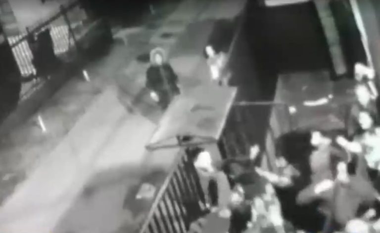 Terminaron en una batalla campal: Vecinos expulsaron a jóvenes que realizaban fiesta durante pandemia