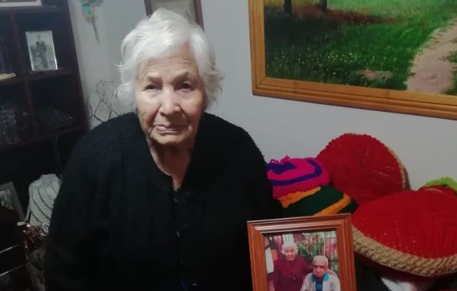 Con la pensión no le alcanza: Abuelita de 91 años vende calcetines y gorros de lana para subsistir