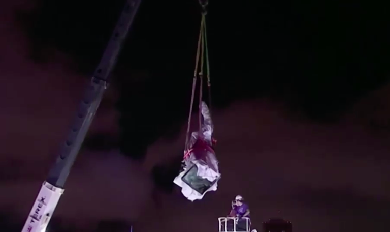 Sacan estatua de Cristóbal Colón en Chicago luego que manifestantes intentaran derribarla