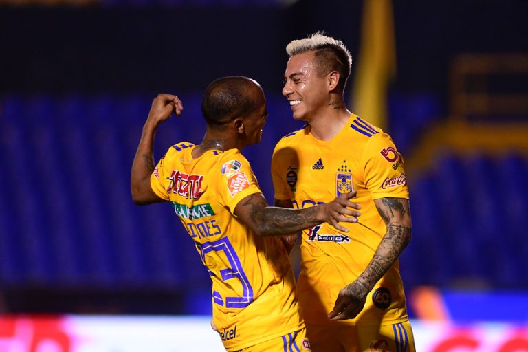 Edu Vargas anotó en el triunfo de Tigres sobre Necaxa en el retorno del fútbol mexicano