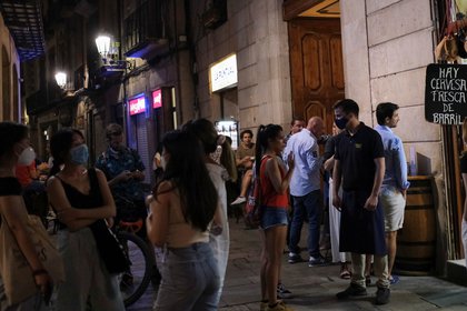 Se disparan los contagios por COVID-19 en España y se desata polémica por el ocio nocturno