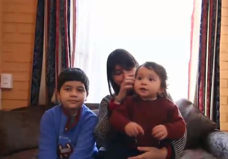 Vende su caja de alimentos para costear enfermedad de su hijo