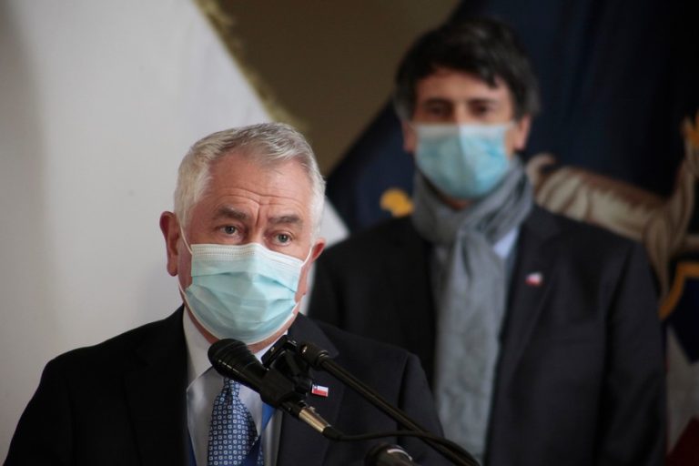 ¿Suspender cuarentenas por el plebiscito? Ministro Paris no lo descarta, pero dice que tendrán que 