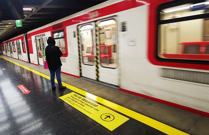 Metro de Santiago adelanta su apertura en una hora desde este lunes