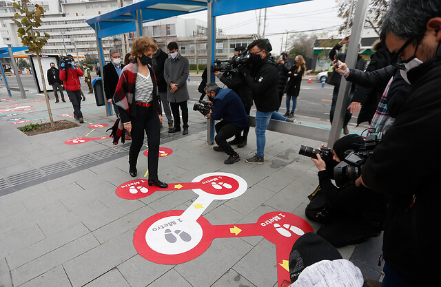 Filas con espacios de un metro: Así es el plan piloto para mantener distancia física en mil paraderos