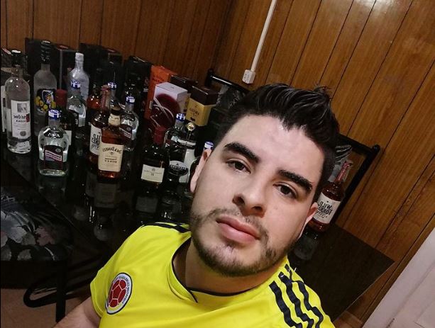 El tipo que se llevó todo el alcohol de un super ahora no tiene idea qué hacer con él