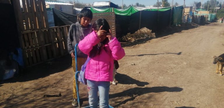 Sin agua y sin comida: La seca pandemia de los niños del campamento Nueva Hermandad de Batuco