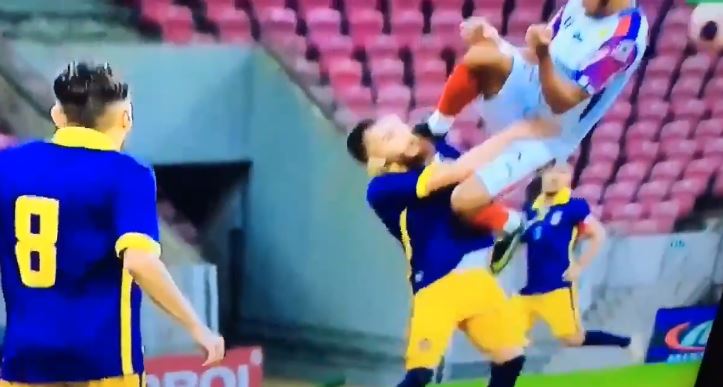 Futbolista casi le voló la cabeza a su rival con una patada, pero solo tuvo amarilla
