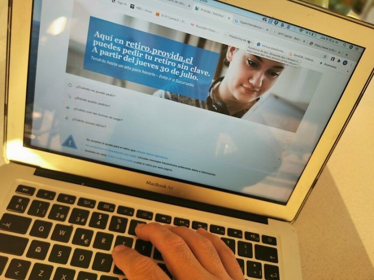 Caída de sitios, filas virtuales y presenciales marcan las primeras horas del retiro del 10%