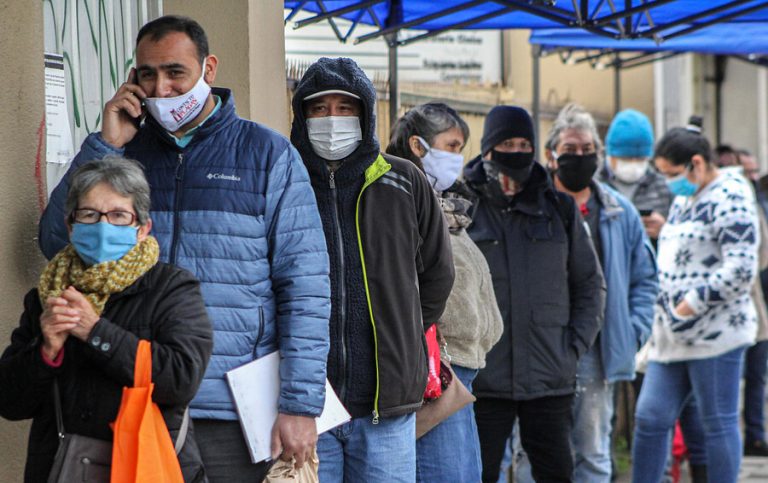 Pagar el gas para dejar de bañarse con agua fría: Por qué chilenos hicieron fila para retirar el 10%