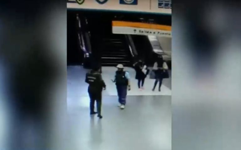 Sujeto atacó a carabinera e intentó quitarle el arma en plena estación de Metro