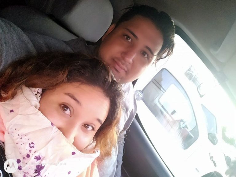 Marido lleva dos meses en la UCI: Vecinos venden completos para ayudar a joven madre sin ingresos