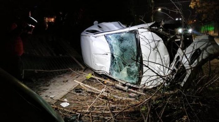 Grave accidente en San Ramón: Conductor en estado de ebriedad se estrelló contra un árbol, dos casas y un auto