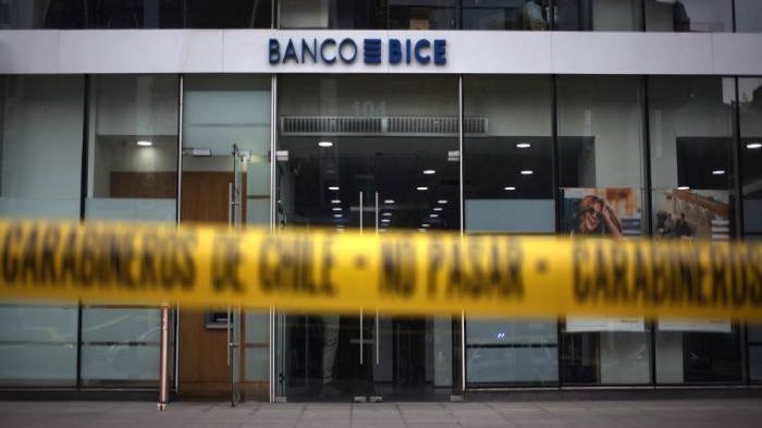 Pese a huellas que lo implican: Presunto autor de robo a banco de Las Condes queda en libertad con firma semanal