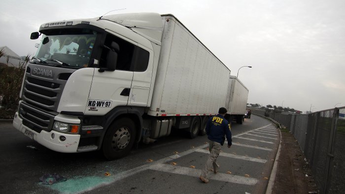 Violento asalto y secuestro de un camionero: Botín de cigarrillos es avaluado en 3 mil millones de pesos