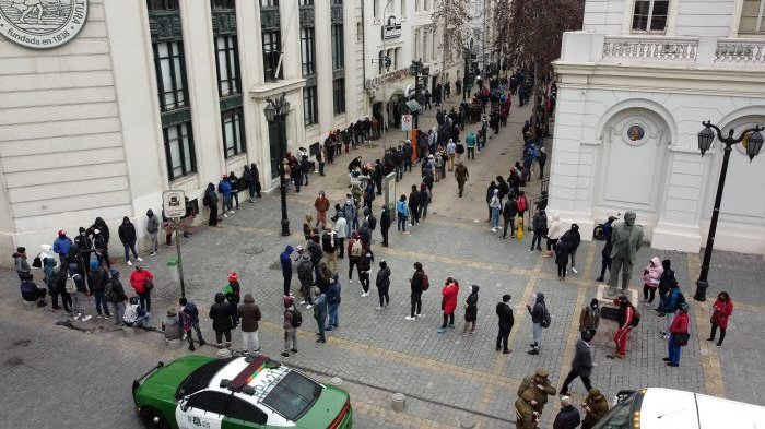 Largas filas en sucursal de AFP: Este jueves comienza el retiro del 10% pero no todos han logrado obtener su clave por internet