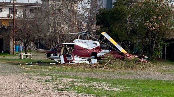 Helicóptero cayó en estacionamiento de Hospital Roberto del Río