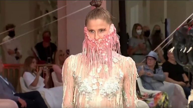 Al más puro estilo COVID-19: Desfile de moda en Alemania suma mascarillas en sus atuendos