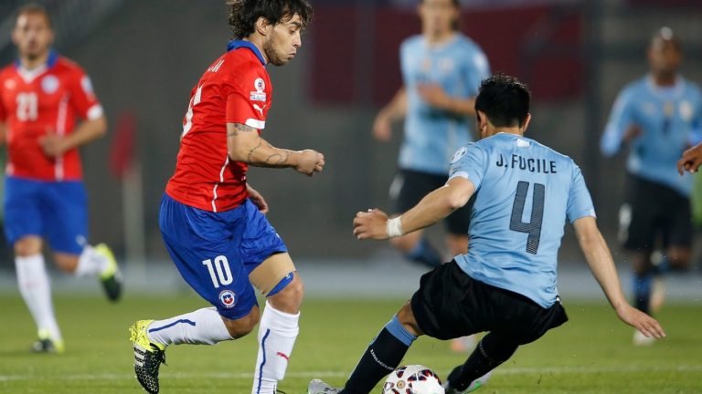 Jorge Fucile y recordado caño de Valdivia en Copa América 2015: “Si no hubiese tenido amarilla, le pegaba una patada”
