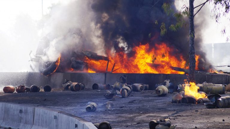 Hubo varias explosiones: Camión cargado con balones de gas se incendió al entrar a Rancagua