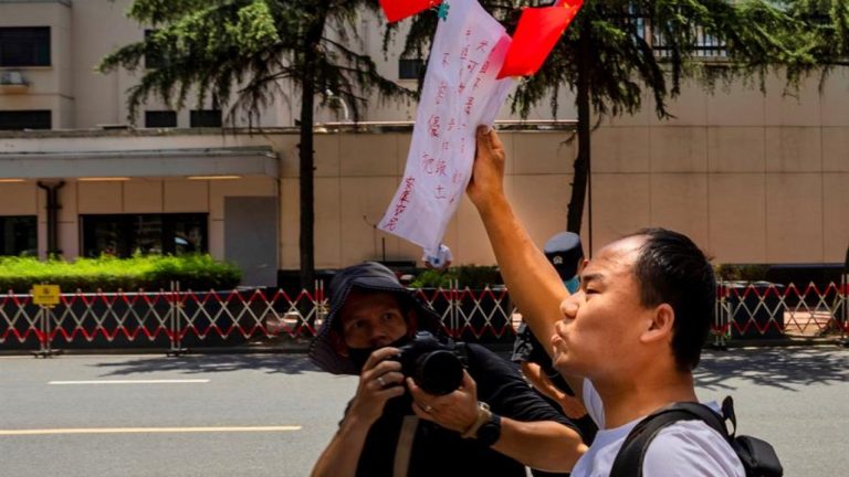 China concreta su represalia y cierra oficialmente el consulado de EE.UU. en Chengdu