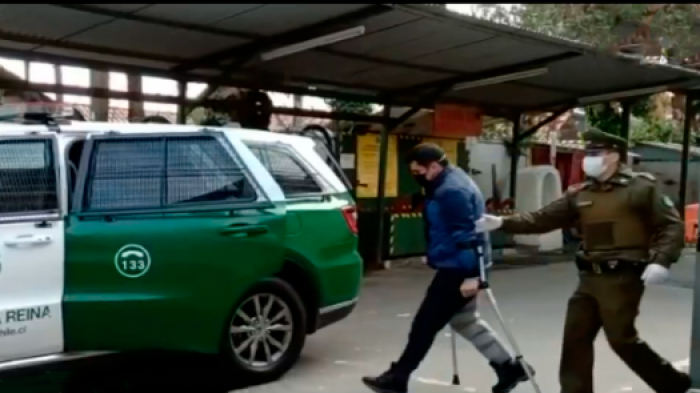 Delincuente asaltaba autos con bota ortopédica: Sustrajo teléfono y huyó con muletas