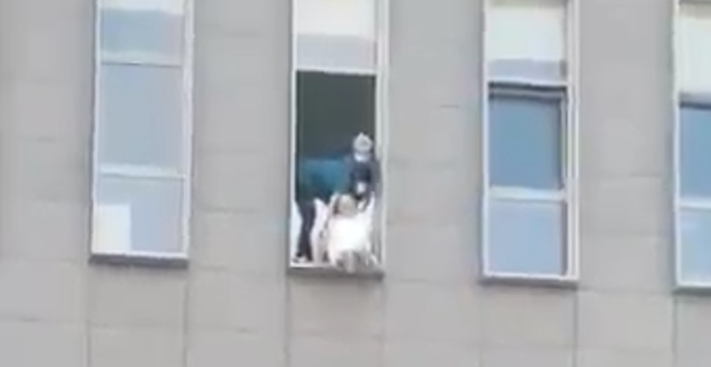 Pánico en hospital de Antofagasta: Paciente salió por la ventana de su habitación y se sentó en la cornisa