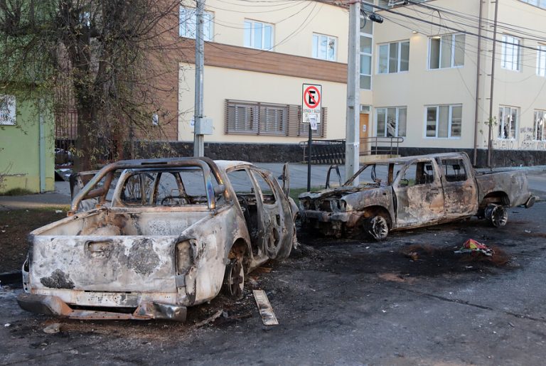 Fiscalía investigará a civiles por quema de vehículos y transgresión de toque de queda en la Araucanía