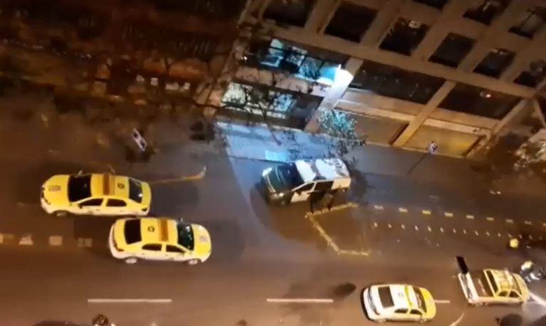 Agarraron a botellazos a Carabineros: 8 detenidos en nueva fiesta clandestina en Santiago