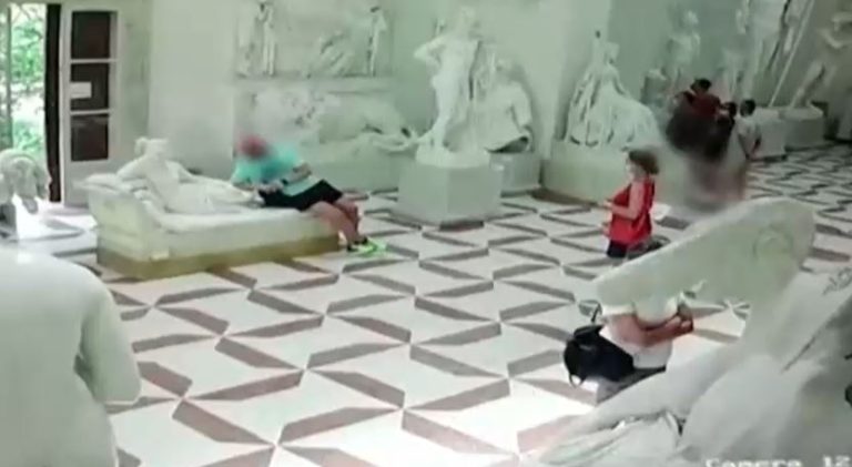 Todo por una foto: Turista rompió centenaria escultura en museo de Italia al sentarse sobre ella