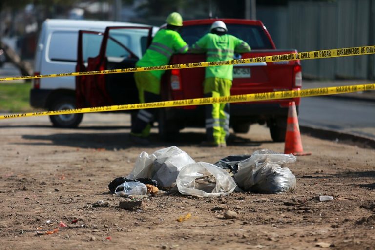 Personal de limpieza encuentra una bolsa con osamentas humanas en Peñalolén