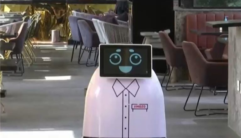 Así es Mozo, el robot que atiende al público en un restorán en Egipto