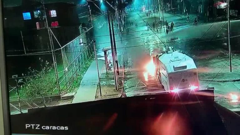 Más de 200 personas habrían atacado subcomisaría en Peñalolén: Hubo 10 detenidos y dos carabineros heridos