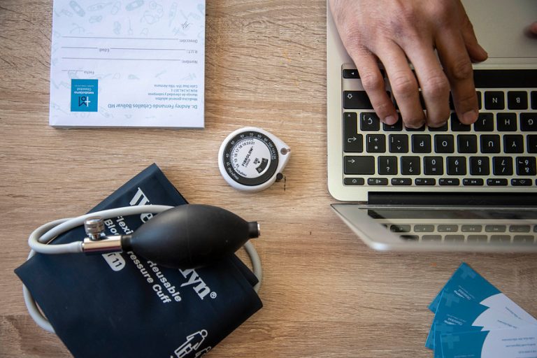 La nueva forma de ir al médico: Atenciones en telemedicina aumentaron en un 900%