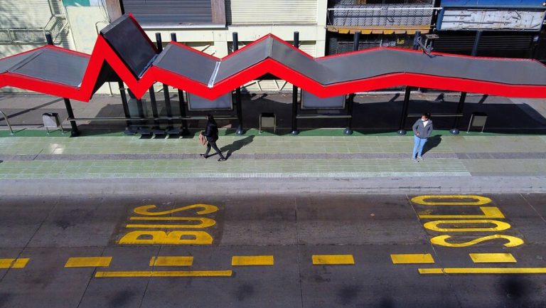 Así quedó el sector de Plaza Italia tras reparación de paraderos dañados durante el estallido social