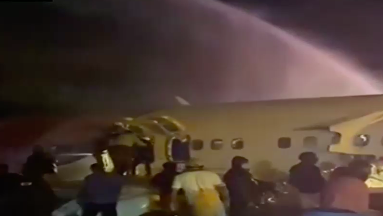Avión se rompió en dos: Reportan que al menos tres personas murieron en accidente de Air India Express