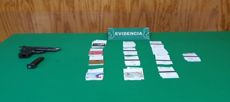 Detienen a individuos que habrían robado y utilizado al menos 12 tarjetas bancarias