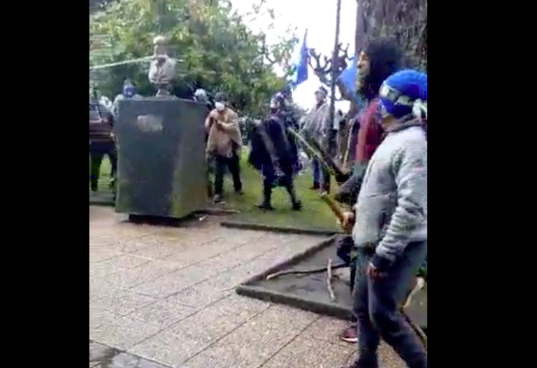 Manifestación en Curacautín termina con sustracción de tres bustos de próceres chilenos