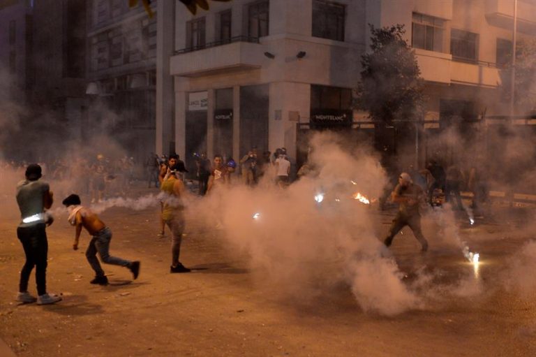 Tensión en Líbano: Tres ministros renuncian tras protestas por explosión en Beirut