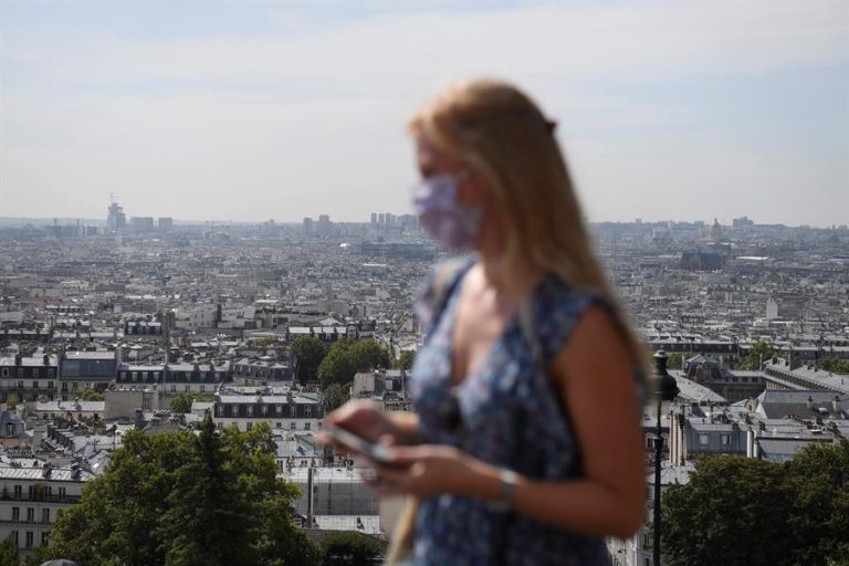 Uso de mascarilla vuelve a ser obligatorio en zonas turísticas de París tras aumento en las cifras