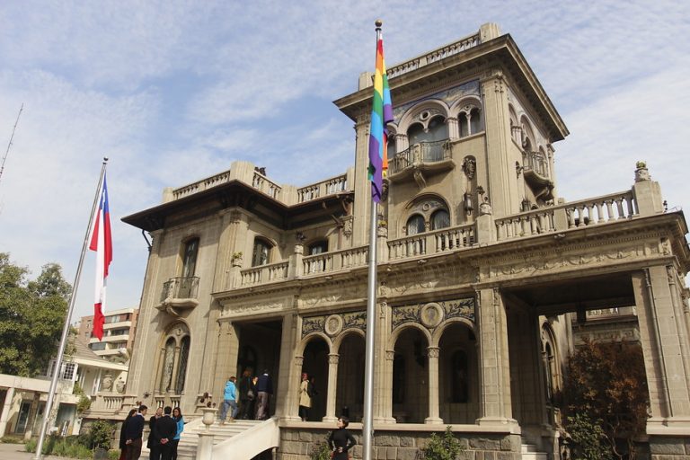 Providencia: Grupo de personas dañó edificio del municipio tras intentar tomárselo