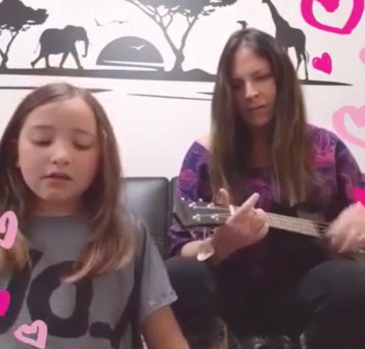 Habla Emilia, la niña de 9 años que se hizo viral por la emotiva versión chilena de “Canción sin miedo”