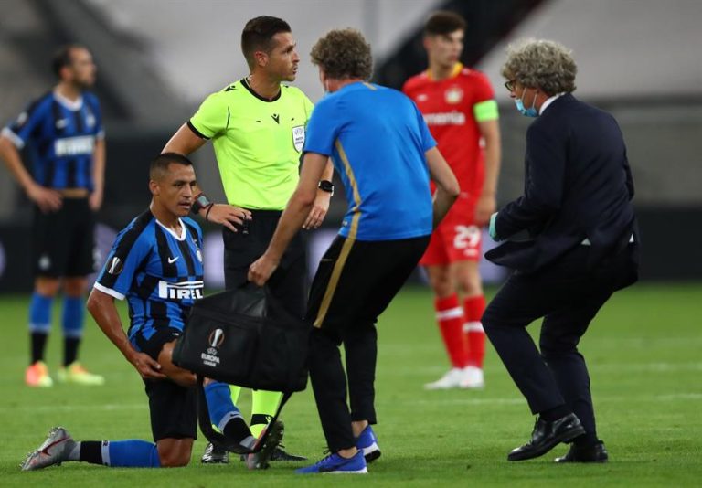 Lesión de Alexis podría dejarlo fuera de la semifinal de Europa League