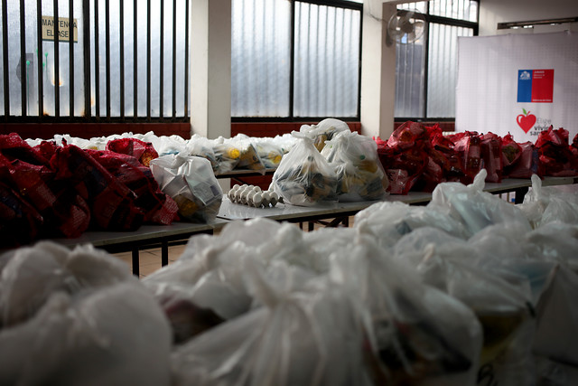 Canastas incompletas y alimentos descompuestos: Contraloría detectó problemas en entrega de cajas de Junaeb