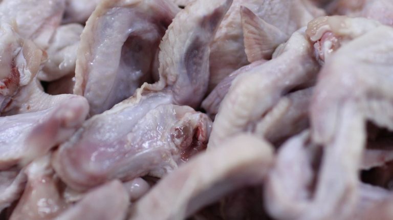 China descubrió coronavirus en pollos importados de Brasil